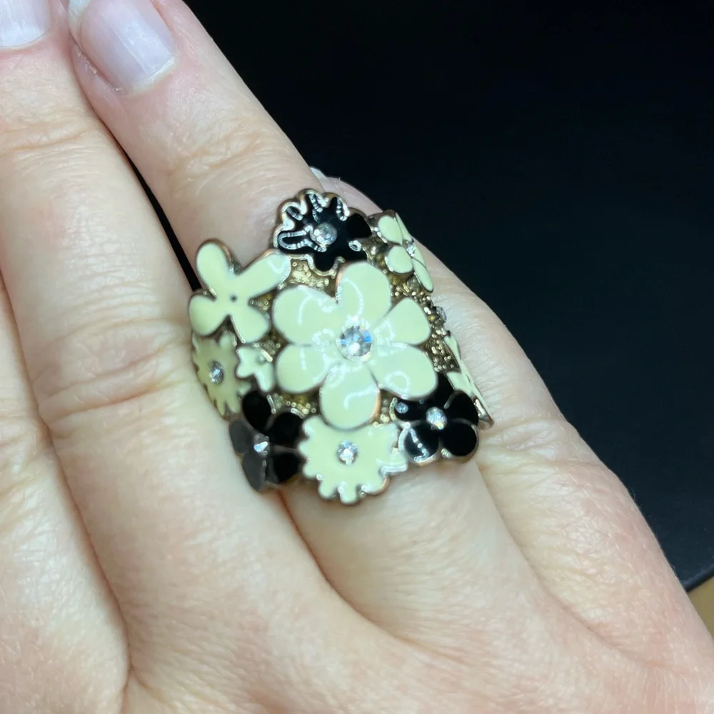 Unique - Black & White Enamel Daisy Flower and Rhinestone Ring